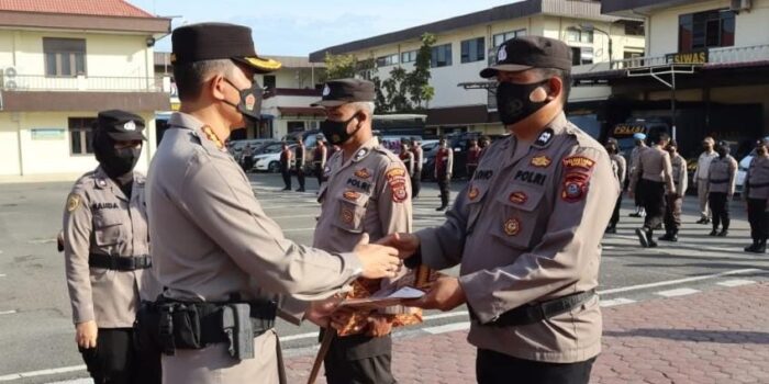 Kapolrestabes Medan Berikan Penghargaan Kepada Satwil dan Polsek Berprestasi