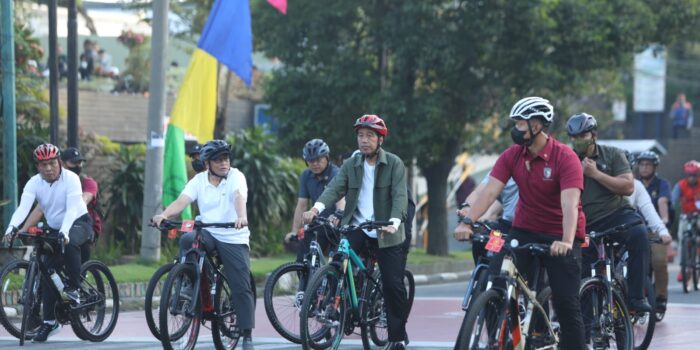 Kapolda Sumut Gowes Bersama Presiden Jokowi Keliling Kota Medan