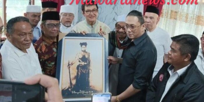 Ketua Umum AMS XII Paulus Ronald Sinambela, SH Serahkan Lukisan Sisingamangaraja XII dan Mengulosi Menko Polhukam Mahfud MD