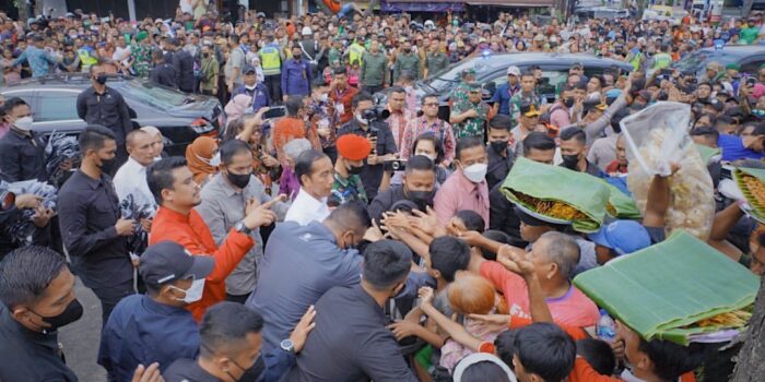 Presiden Jokowi Kunjungi Pasar Bakti Dan Halat