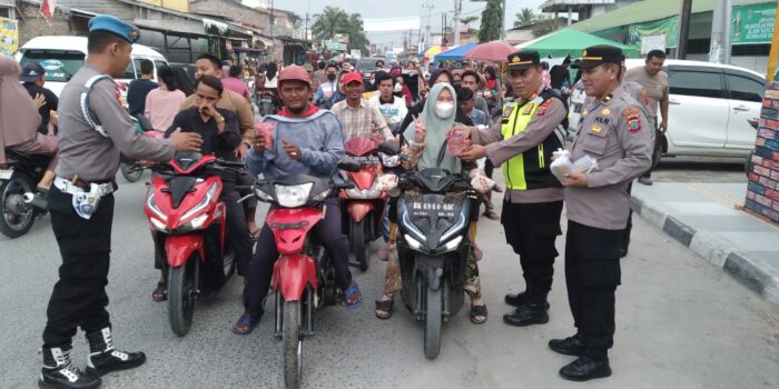 Pamenwas polres dan Kapolsek Labuhan Ruku Berbagi Takjil Kepada Masyarakat