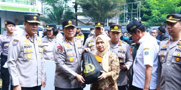 Ribuan Paket Sembako dari Kapolri Disebar ke Masyarakat di Slum Area Jaksel