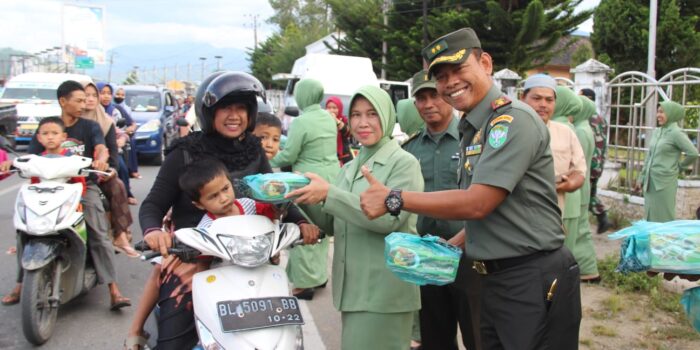 Kodim 0113 Gayo Lues dan Persit Kartika Chandra Kirana Cabang XXVI Dim 0113 Bagikan Takjil