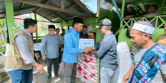 Plt Sekda Gayo Lues Serahkan Bantuan Korban Kabakaran Pining