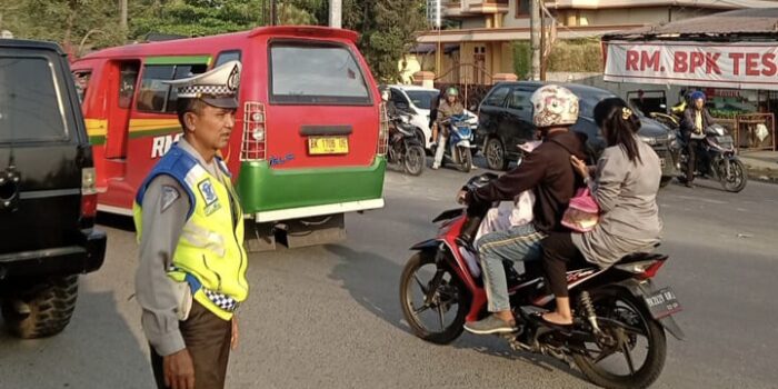 Pastikan Lalu Lintas Lancar Dan Bebas Gangguan Kamtibmas, Polsek Medan Tuntungan Laksanakan Strong Point Gatur Lalin Sore