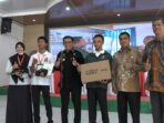 Mengharumkan Nama Gayo Lues di Ajang Toyota, PJ Bupati Galus Berikan Hadiah Pada 2 Siswa