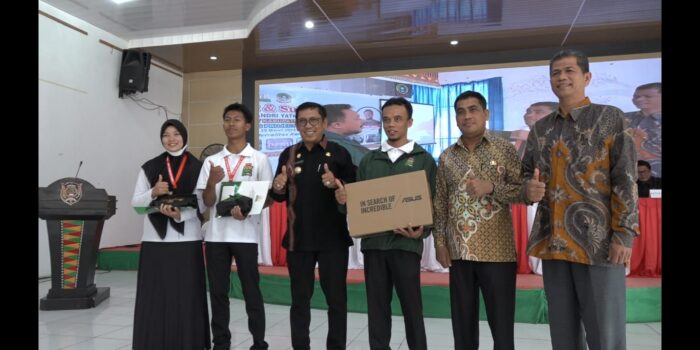 Mengharumkan Nama Gayo Lues di Ajang Toyota, PJ Bupati Galus Berikan Hadiah Pada 2 Siswa