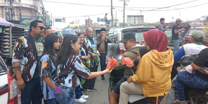 Spirit Kerukunan Umat Beragama: DPD IPK Karo Bagikan Takjil di Bulan Suci Ramadhan