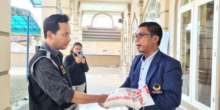 kader Partai Nasdem Khairul Husni Berbagi Kepada Kaum Dhuafa Dan Anak Yatim