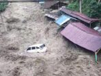 Sungai Sembahe Banjir Bandang, Satu Unit Mobil Putih Terbawa Air