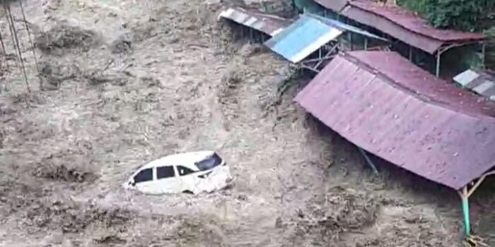 Sungai Sembahe Banjir Bandang, Satu Unit Mobil Putih Terbawa Air