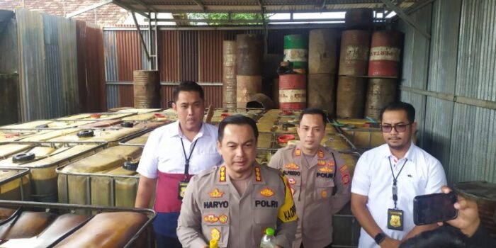 Gudang Penimbunan BBM Ilegal Digerebek Polisi di Palembang, Barang Bukti Sebanyak 28 Ton Disita