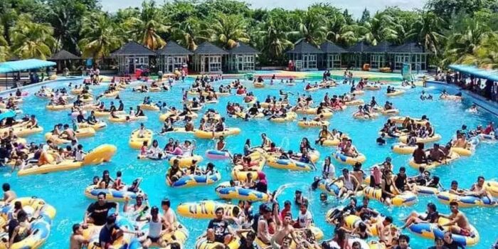 Ribuan Wisatawan Padati Hairos Water Park Selama Liburan Idul Fitri 2023 di Medan