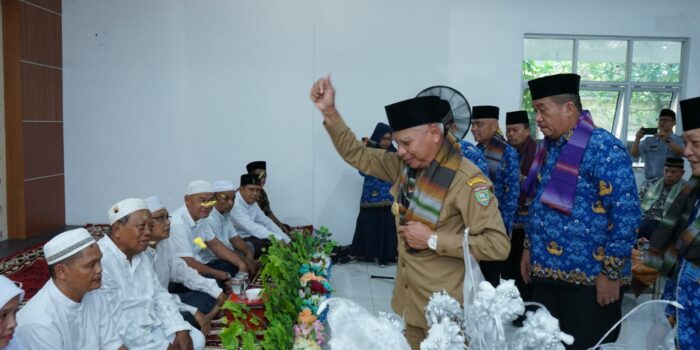 22 Jemaah Calon Haji Keluarga Besar Dinas Pendidikan Di Upah-Upah Bupati Asahan