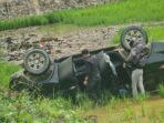 Mobil Fortuner Kepala Dinas Perhubungan Sulawesi Barat Terjun ke Sawah di Tabulahan