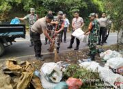 Sinegritas TNI-Polri Gotong Royong Bersama Warga Membersihkan Lingkungan Tigabinanga