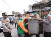 Peduli Lingkungan, Polres Tanah Karo Bersihkan Lingkungan Hingga Timbun Jalan Rusak