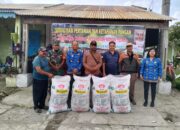 Babinsa Koramil 04/Simpang Empat Dampingi Pembagian Bantuan Pupuk Kompos di Desa Kutatonggal