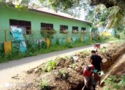 Abang Beradik di Desa Kuta Tengah Gali Parit Demi Antisipasi Banjir