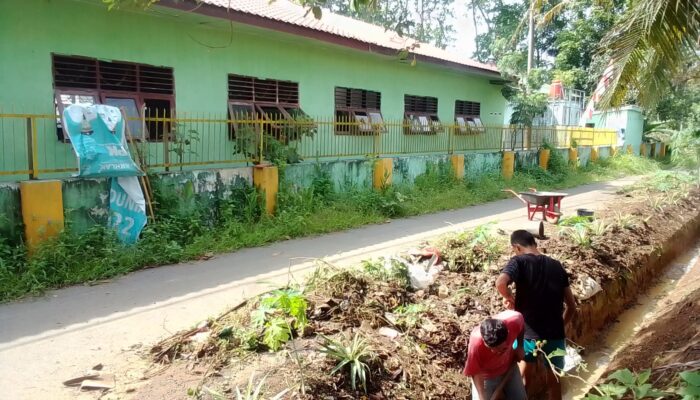 Abang Beradik di Desa Kuta Tengah Gali Parit Demi Antisipasi Banjir