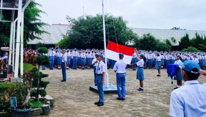 SMA Kabupaten Karo Wajib Beli Baju Seragam, Kepala SMA N 2 Lesman Tarigan : Pembelian Baju Sudah Ada Kesepakatan