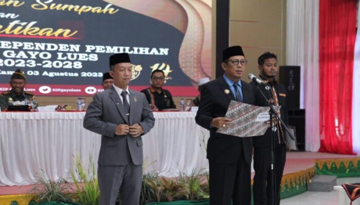 Alhudri Lantik Anggota KIP Gayo Lues Periode 2023-2028