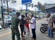 Gugah Semangat Nasionalisme, Babinsa Kodim 0205/TK, Bhabinkamtibmas dan Lurah TL Mulgap II Bagikan Bendera Merah Putih