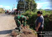 Sambut HUT RI ke-78, Babinsa Koramil 04/SE Gotong-royong Bersama Warga Desa Kutarayat