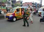 Cegah Kemacetan, Babinsa Koramil 03/BT Sertu Mahadi Atur Lalu Lintas di Kota Berastagi