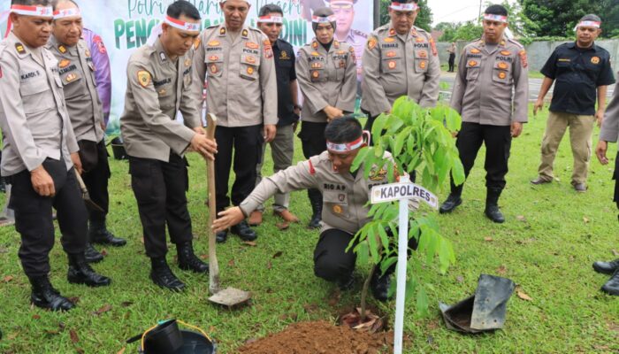 Aksi Polisi Tanam Ribuan Pohon demi Perbaiki Kualitas Udara Binjai 