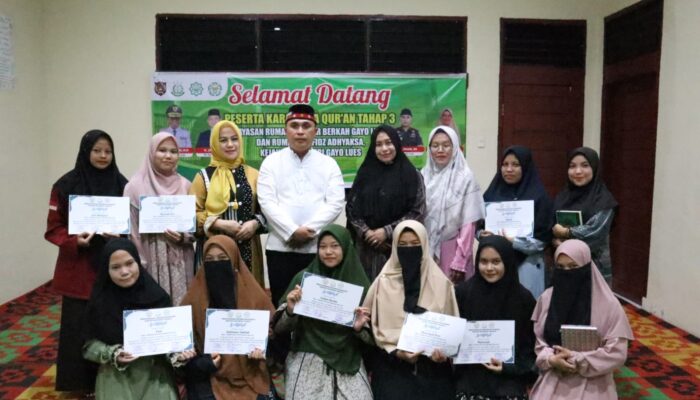 Kajari Serahkan Sertifikat kepada Mahasantri Tahap lll Rumah Tahfidz Adhyaksa Kejaksaan Negeri Gayo Lues