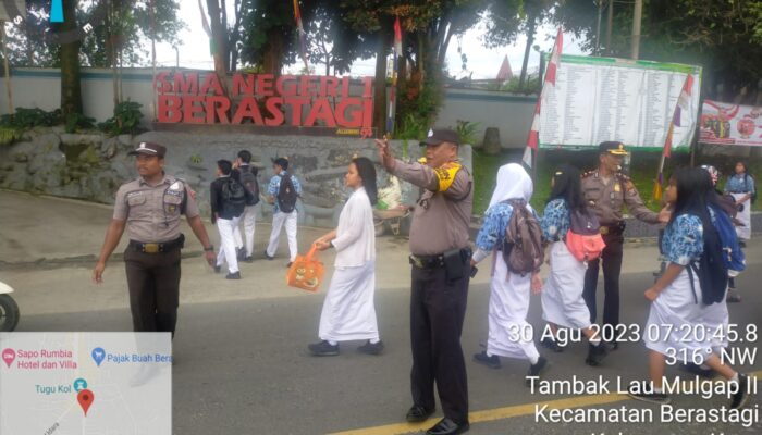 Kapolsekta Berastagi Kompol Viktor Simanjuntak Turun Langsung Atur Arus Lalu Lintas Pagi dan Seberangkan Anak Sekolah