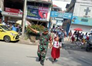 Humanisnya Babinsa Koramil 03/BT Kodim 0205/TK Seberangkan Anak Sekolah di Kota Berastagi