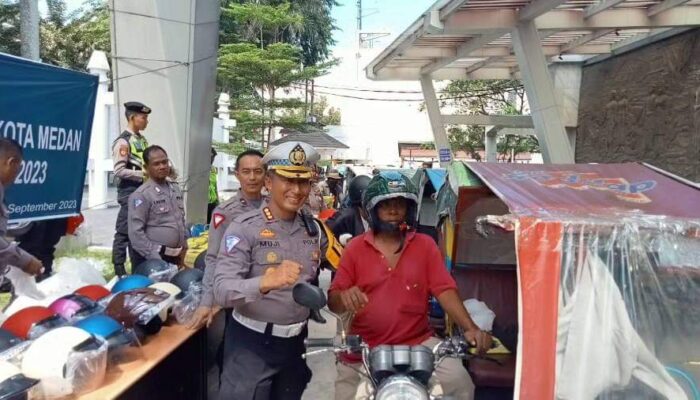 Ditlantas Polda Sumut Bagikan 200 Helm SNI ke Abang Betor