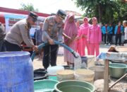 Polres Cirebon Kota Salurkan Ribuan Liter Air Bersih Kepada Warga di Kel Karyamulya Kec Kesambi