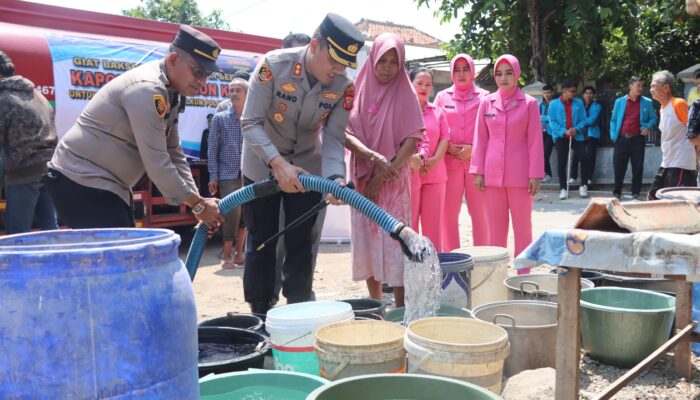 Polres Cirebon Kota Salurkan Ribuan Liter Air Bersih Kepada Warga di Kel Karyamulya Kec Kesambi