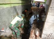 Cegah Banjir, Babinsa Uleu Ateung Bersama Warga Gotong Royong Bersihkan Saluran Air