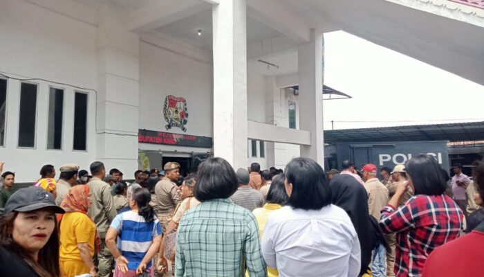 Korban Erupsi Gunung Sinabung Geruduk Kantor DPRD Dan Menuntut Pemkab Karo Supaya Menyelesaikan Masalah LUT dan Sewa Lahan