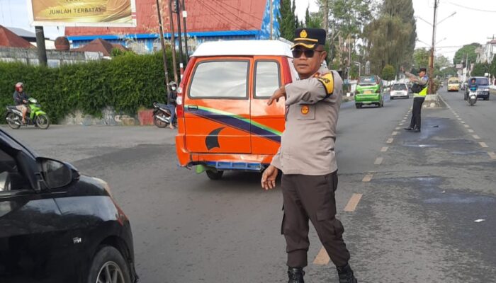 Atur Lalu Lintas Pagi Hari, Wakapolres Karo Kompol Aron Siahaan Ciptakan Kenyamanan Bagi Pengguna Jalan