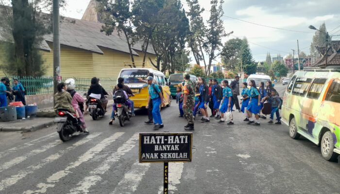 Atur Lalu Lintas Pagi Hari, Babinsa Koramil 03/Berastagi Ciptakan Kenyamanan Pengguna Jalan