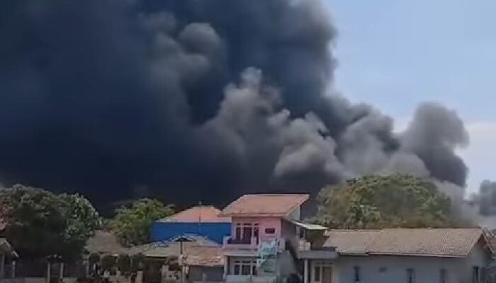 Kebakaran Besar Terjadi di Salah Satu Pabrik di Bandung