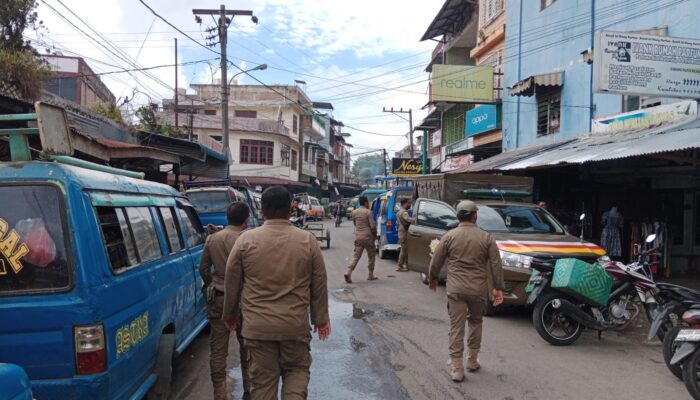 Satpol PP Kabupaten Karo Imbau Warga Agar Jangan Jadikan Trotoar dan Bahu Jalan Untuk Berjualan