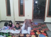 Sambil Mengasuh Cucu, Bu Wanda tetap Semangat dalam Mengajar Anak-anak