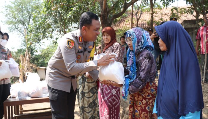 Kapolres Cirebon Kota Kembali Bagikan Air Bersih dan Sembako ke Warga Kopi Luhur Argasunya