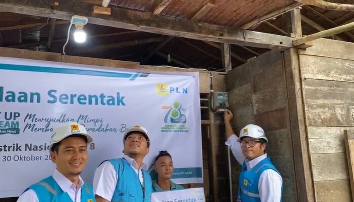 Momen Hari Listrik Nasional ke – 78, PLN UID Sumatera Utara Lakukan Penyalaan Serentak Program Light Up The Dream Kepada Keluarga Kurang Mampu