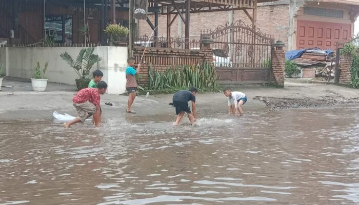 Jalan Ke Desa Samura Kec Kabanjahe Bagaikan Kolam Renang, Ketua PJTK Amry Pelawi: Semoga Pemkab Karo ini dapat mengurangi derita masyarakat