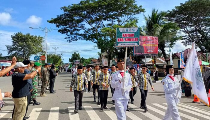 Ribuan Orang Ikut Pawai Ta’aruf MTQ ke-36 Aceh di Kabupaten Simeulue