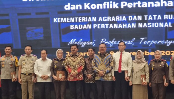 Dorong Berantas Mafia Tanah, Kejati Jambi Diganjar Pin Emas Menteri Agraria RI