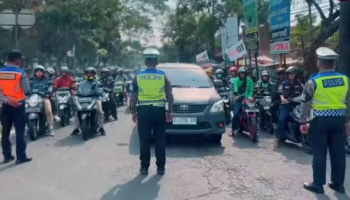 Keren! Satlantas Polres Garut ajak Warga Sambut Hari Pahlawan dengan Cara Begini