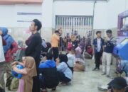 Puluhan Penumpang KA lokal di Stasiun Bandung Banyak yang Nunggu sambil Berdiri bahkan Duduk Jongkok